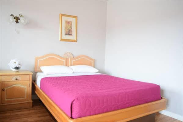Lundy's Motel 2*