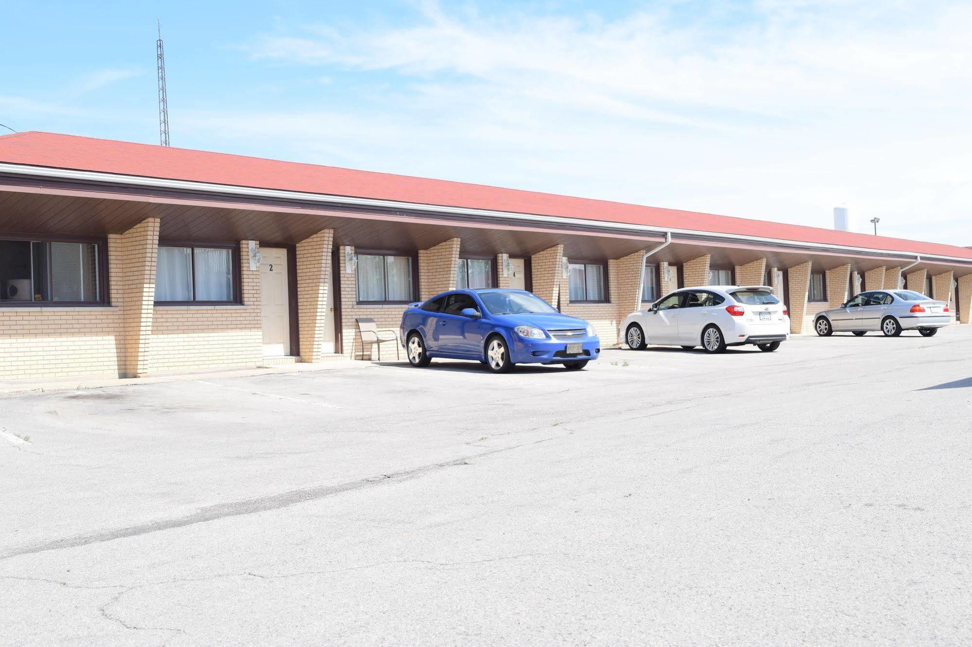 Lundy's Motel 2*
